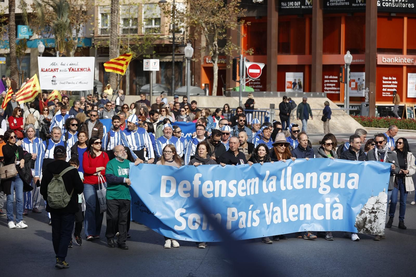 La manifestación 'Defensem la llengua, som País Valencià', en imágenes