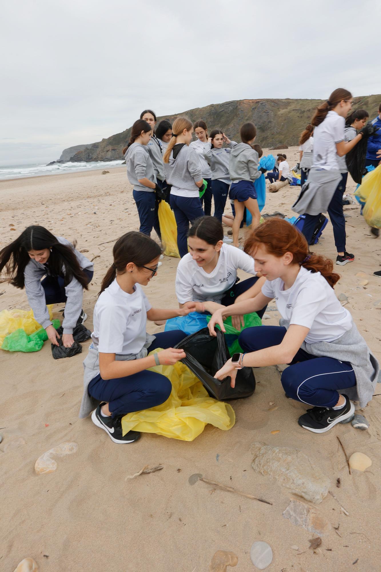 EN IMÁGENES: alumnos del colegio San Fernando limpian la playa de Xagó