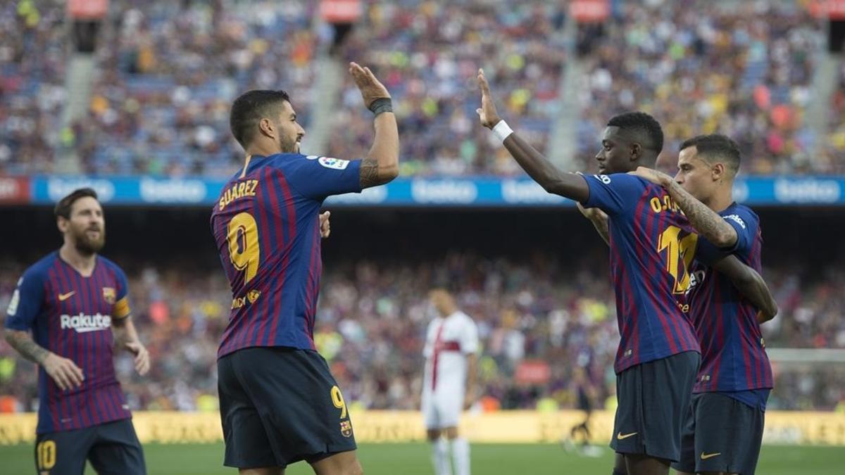 Dembélé recibe las felicitaciones de Coutinho, Messi y Suarez