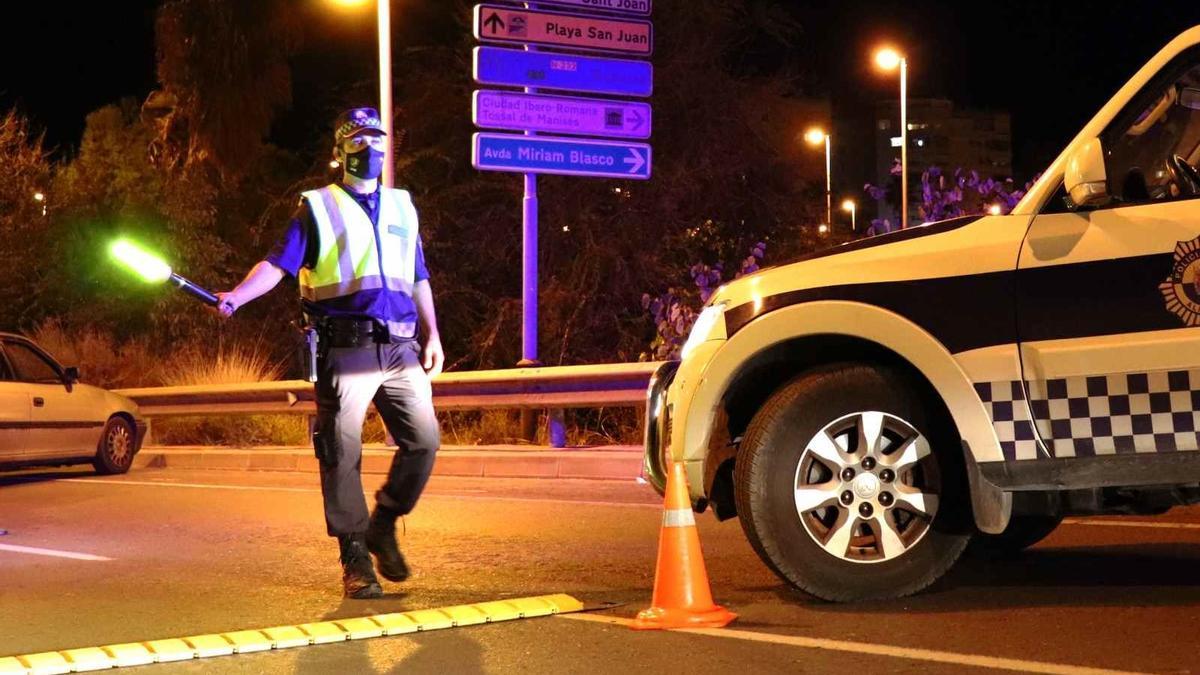 Agente de la Policía Local de Alicante durante un control.