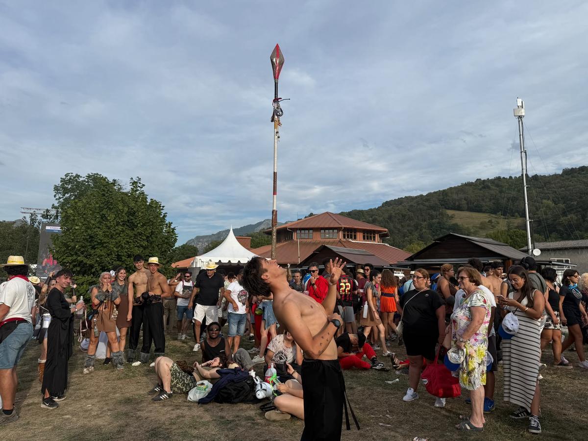 Un joven hace malabares en La Chalana.