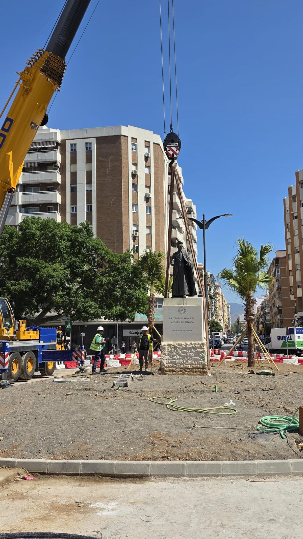 Grúa en el momento del traslado del padre Arnaiz a su ubicación definitiva en Armengual de la Mota.
