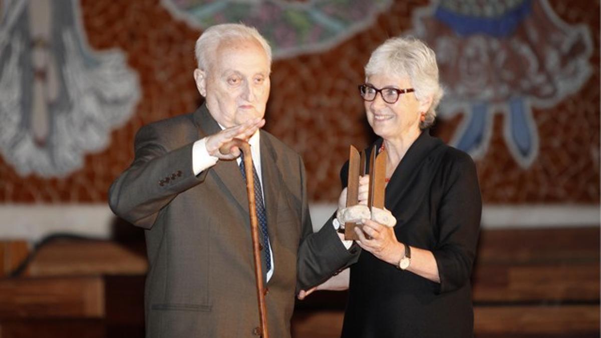 Albert Manent recibe el Premi d'Honor de les Lletres Catalanes de manos de Muriel Casals.