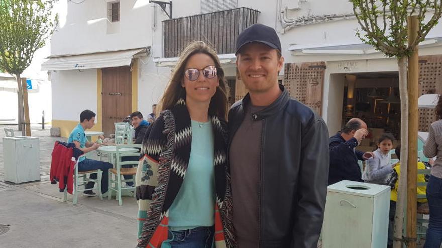 Rosberg posa junto a su esposa Vivian Sibold, frente a la heladería que poseen en el barrio de La Marina