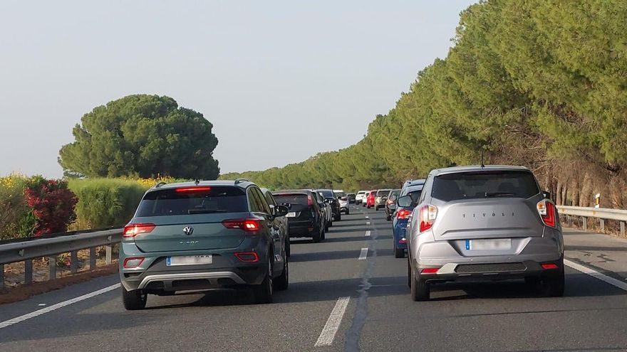 Un accidente en la AP-4 provoca retenciones kilométricas y complica el regreso de la playa