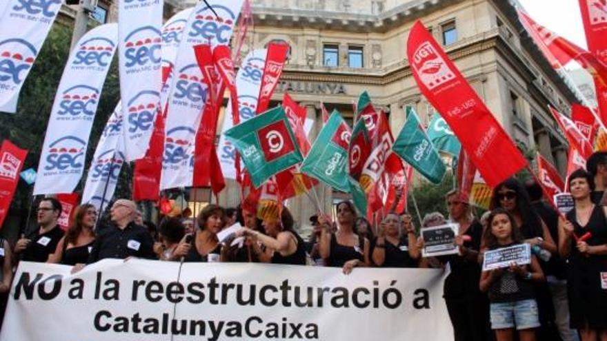 La manifestació a la seu de Catalunya Banc a Barcelona