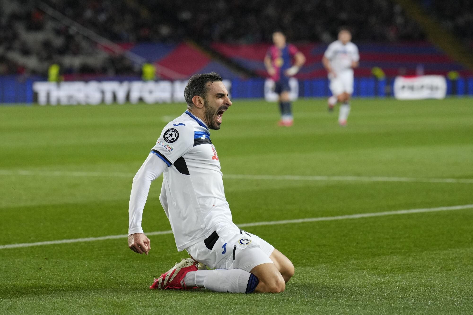 BARCELONA, 29/01/2025.- El defensa del Atalanta Davide Zappacosta celebra tras anotar el primer gol de su equipo durante el partido de la Liga de Campeones de la UEFA, este miércoles en Barcelona. EFE/ Alejandro Garcia