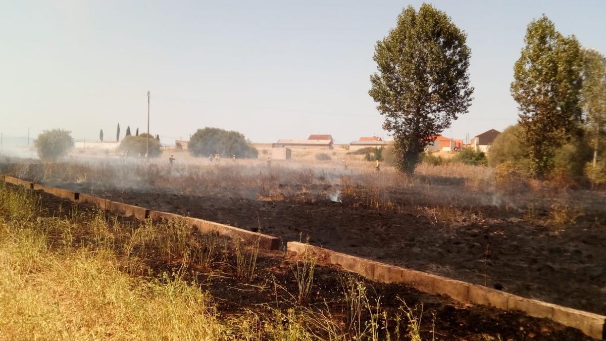 Fuego cercano al pueblo.