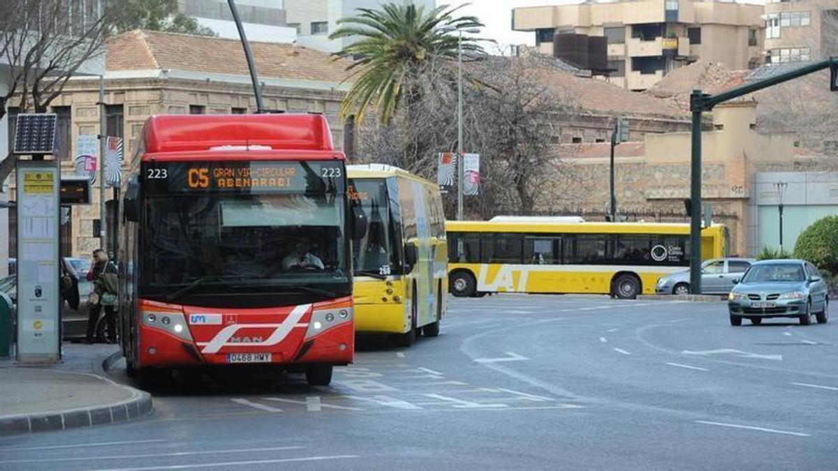 Las paradas de autobús de la Cárcel Vieja y la Plaza Circular se reubican durante la romería de bajada.