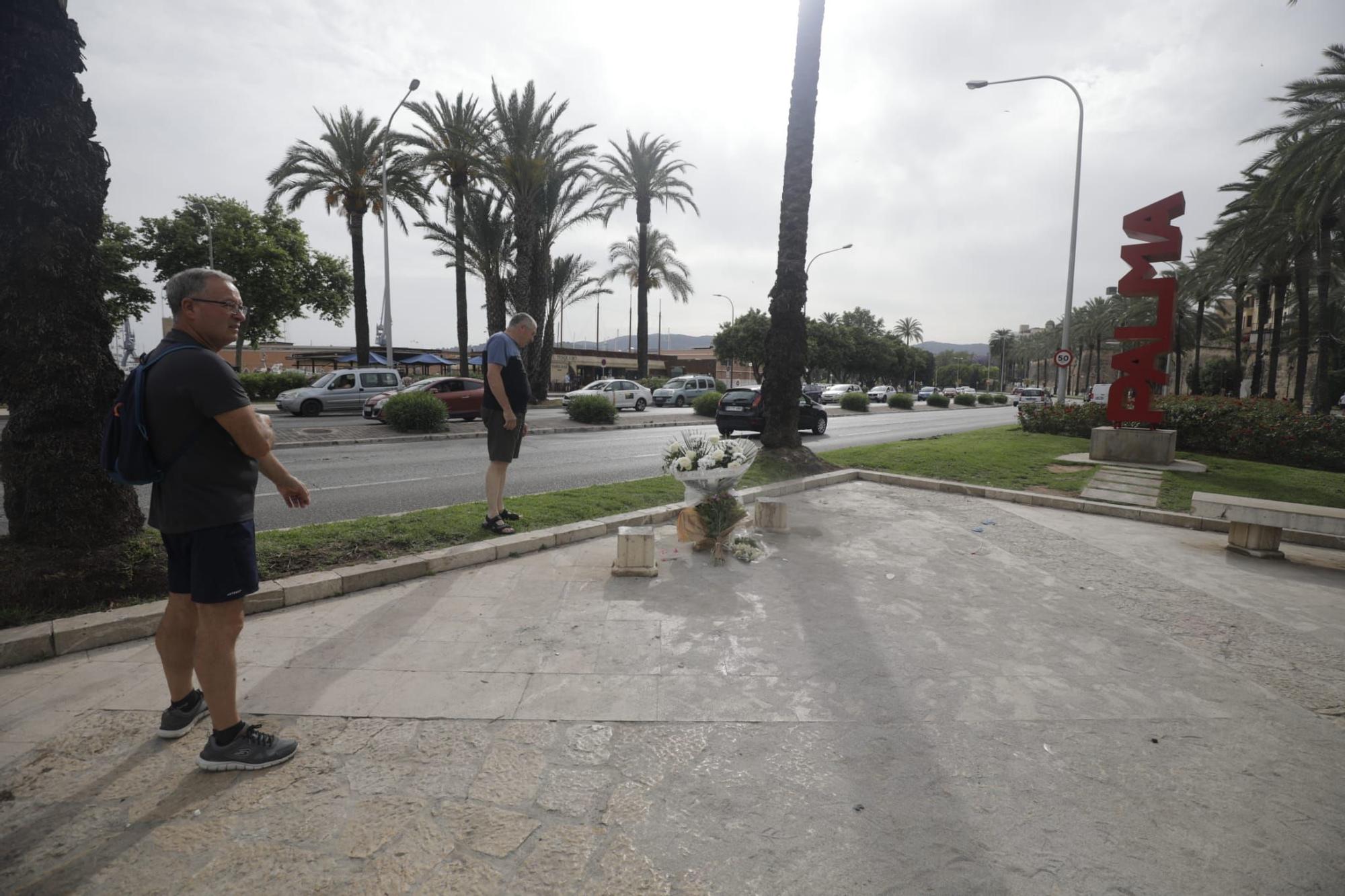 Colocan un ramo de flores en el lugar del atropello del Passeig Sagrera