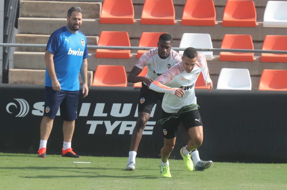 Anil Murthy, atento al entrenamiento del Valencia