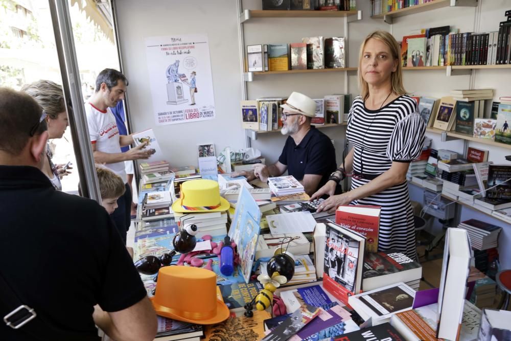 Ambiente del sábado en la Feria del Libro de Murcia