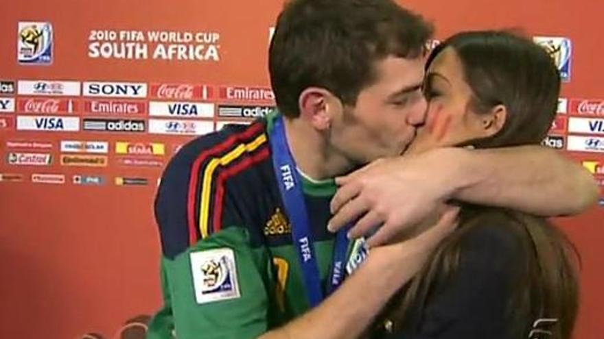 Iker sella con un beso a Sara la victoria de la Roja