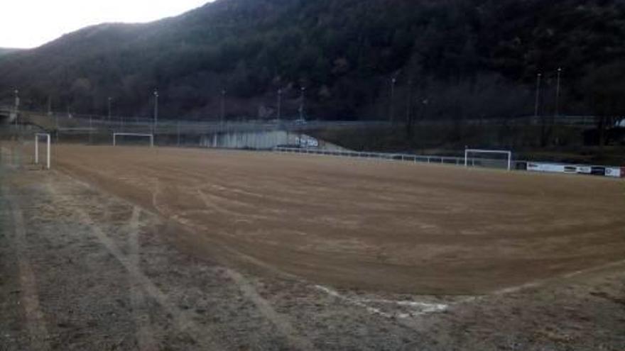 El camp de futbol municipal de Guardiola de Berguedà, encara de sorra