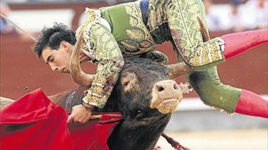 SAÚL JIMÉNEZ ES CORNEADO EN EL CUELLO EN MADRID