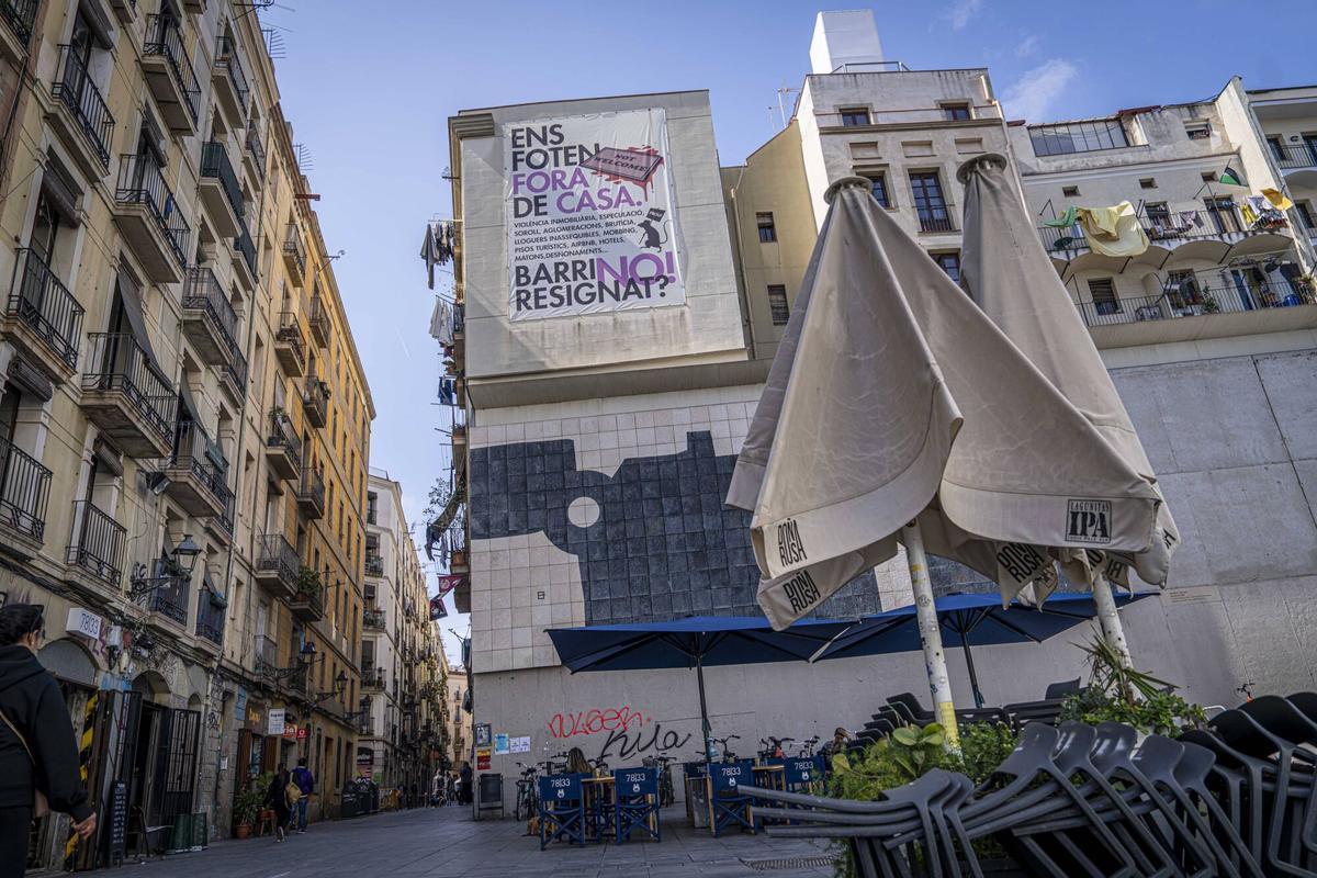 Carteles de protesta por la gentrificación de barrios en Bacelona, en abril pasado.
