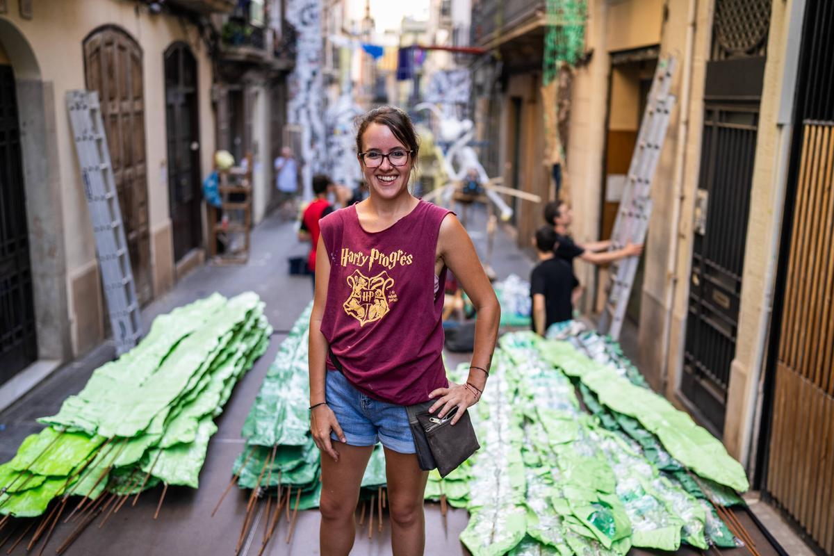 Vecinos del barrio de Gràcia, decoran las calles para sus fiestas