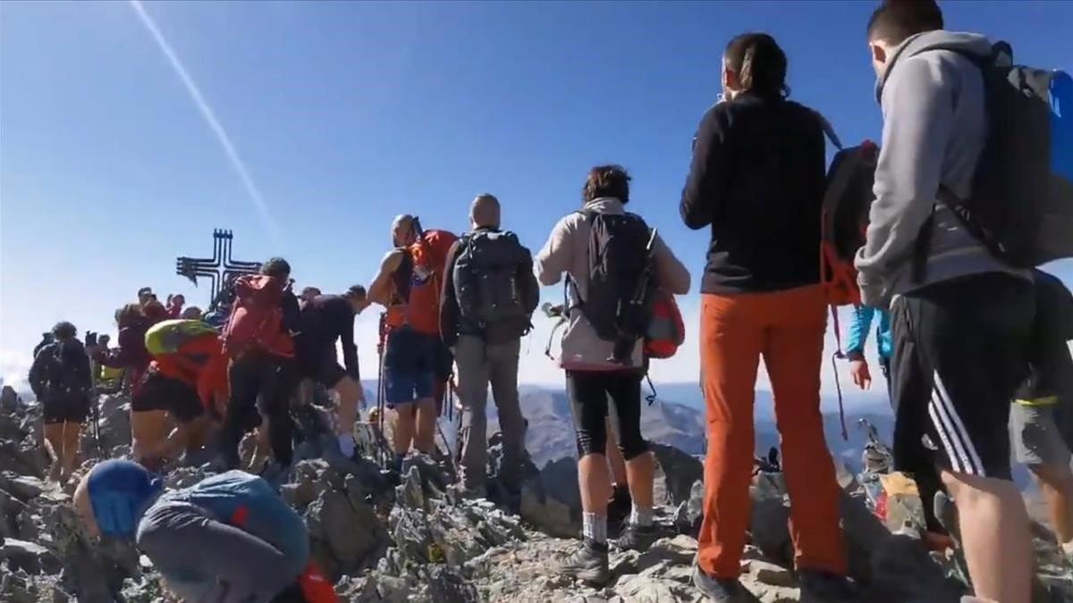 Colas para subir a la cima pico de la Pica d 'Estats