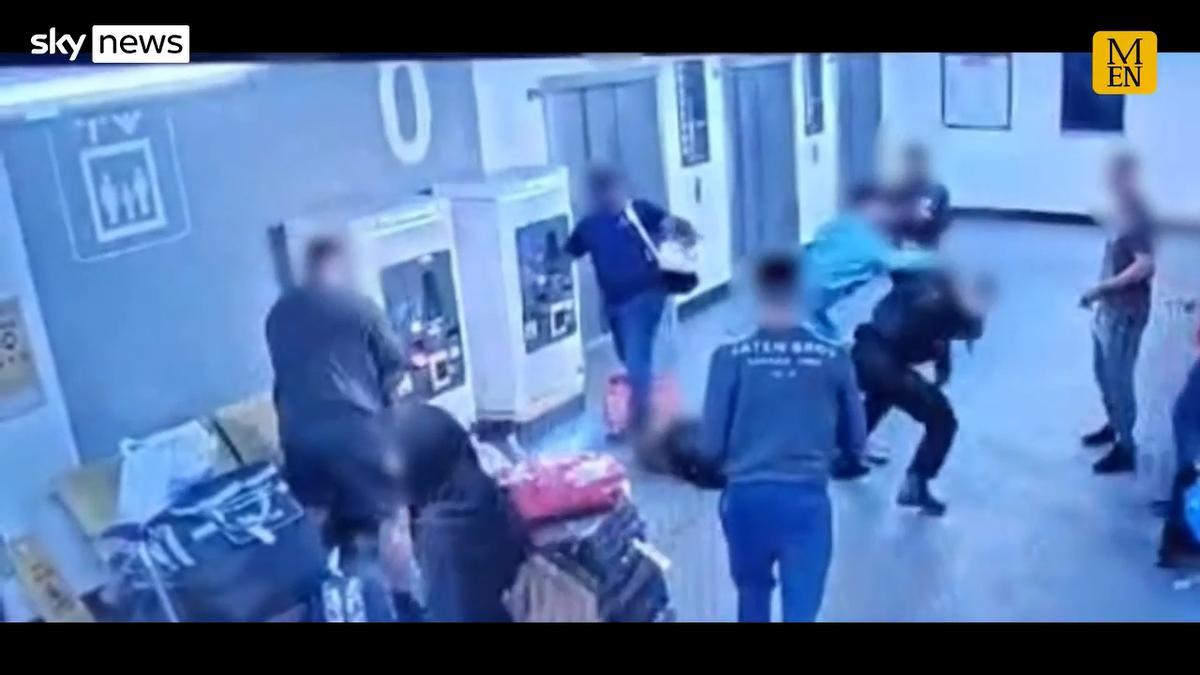 Nuevas imágenes muestran los momentos previos a que un hombre fuera pateado en la cabeza por un oficial de policía en el Aeropuerto de Manchester**
