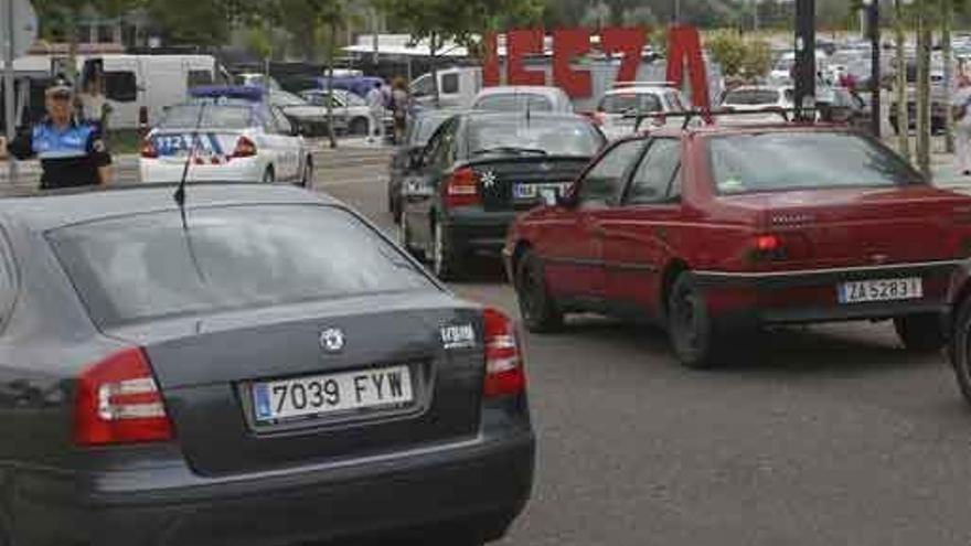 Vehículos acceden a Ifeza un martes de mercadillo.