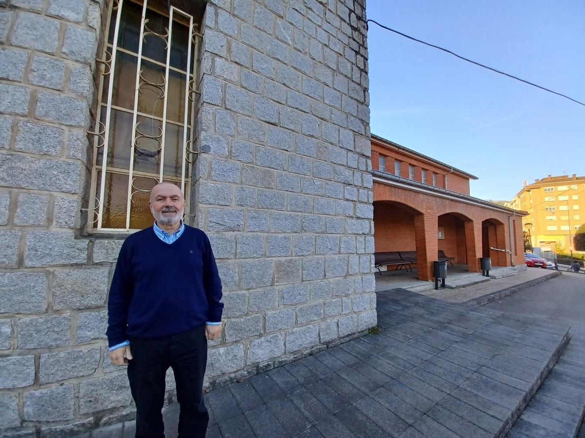 José Julio Velasco, en el exterior de la iglesia de San Salvador de Rondiella.