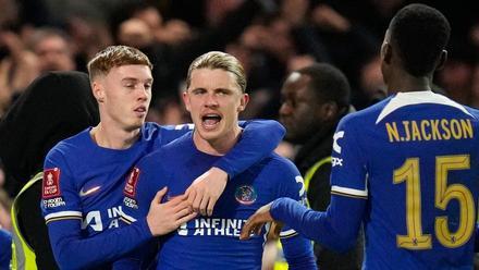 Gallagher celebrando con los compañeros su gol al Leeds