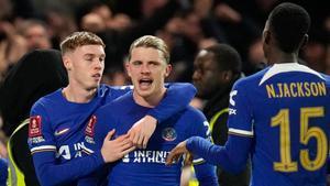 Gallagher celebrando con los compañeros su gol al Leeds