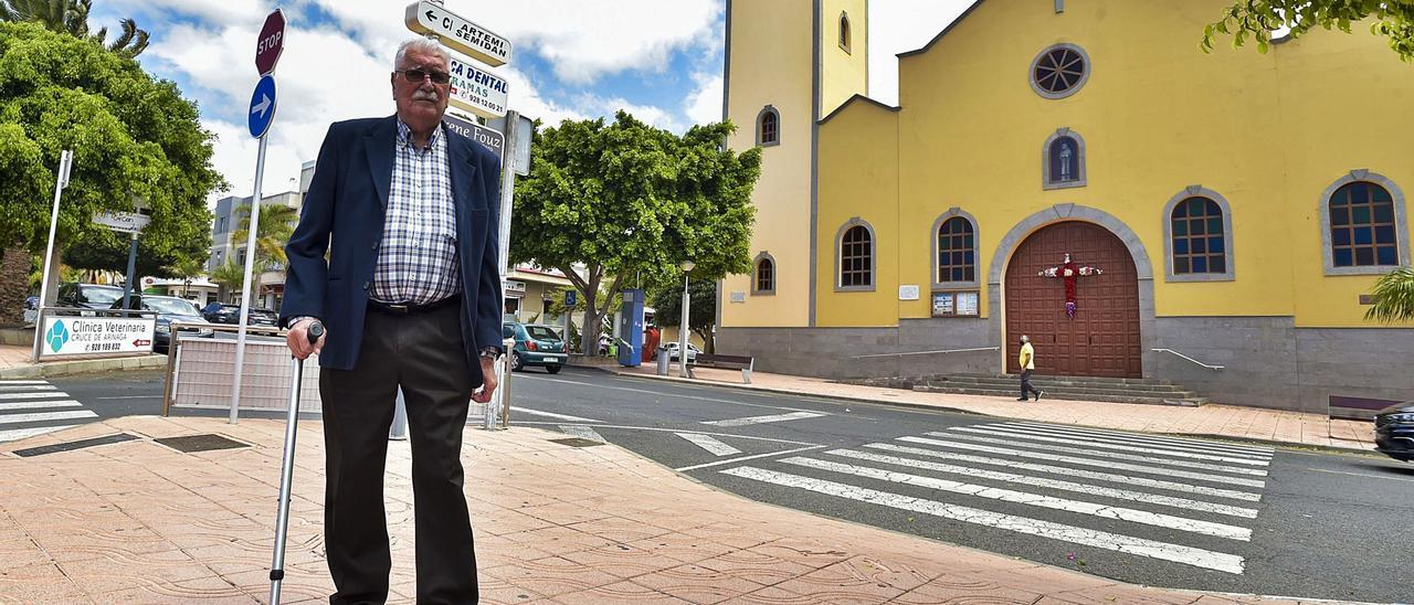 Francisco Guedes López, ‘Panchito’, el pasado miércoles delante de la iglesia de San José Obrero, en la avenida de Ansite, en el Cruce de Arinaga. | |  ANDRÉS CRUZ