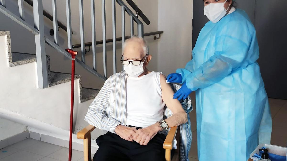 Batiste Martí, de 81 años, primera persona de la Comunidad Valenciana en recibir la vacuna contra el coronavirus, en Rafelbunyol (Valencia).