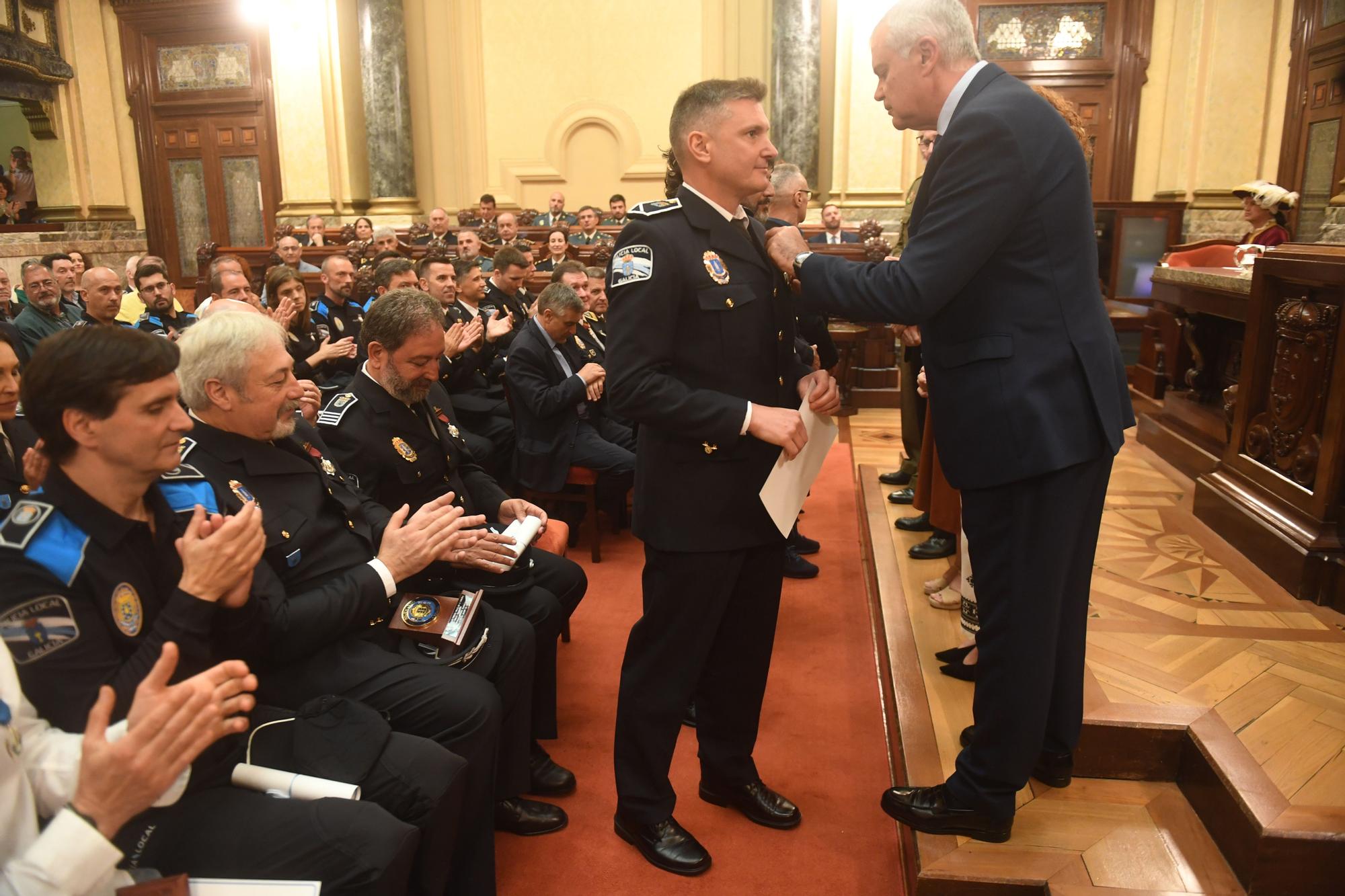 Homenaje a los policías locales de A Coruña que llevan 20 años en el cuerpo