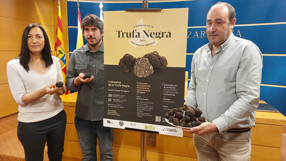 a diputada provincial Cristina Palacín, el investigador del CITA Pedro Marco y el presidente de Truzarfa, Jesús López.