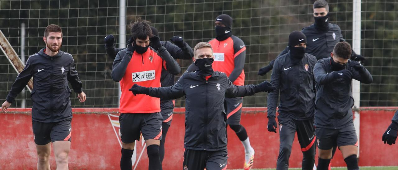 La plantilla del Sporting durante un entrenamiento en Mareo