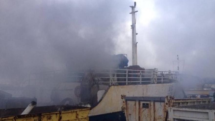 Un barco arde en el muelle Reina Sofía