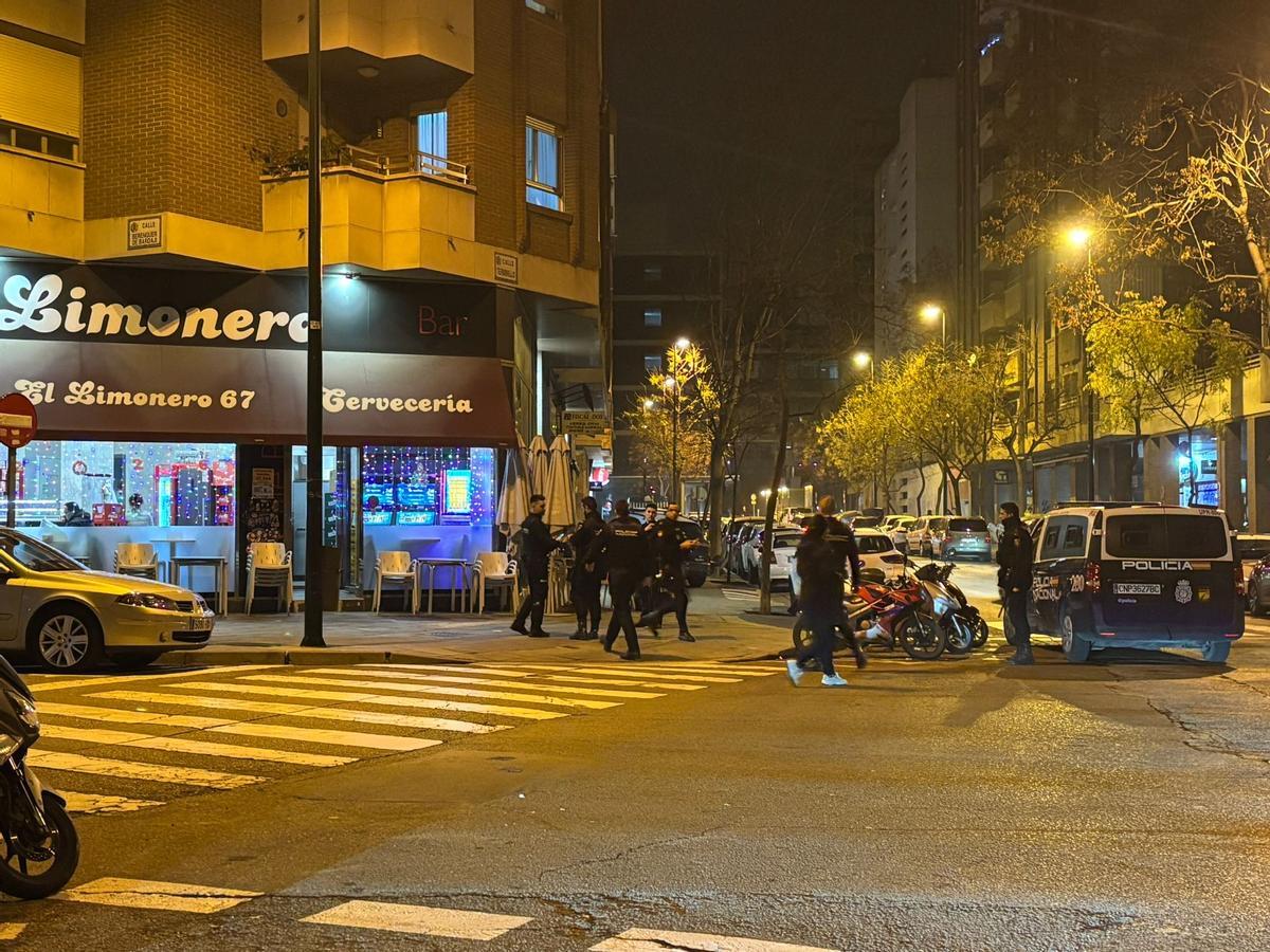 La Policía Nacional a las puertas del bar de Delicias.