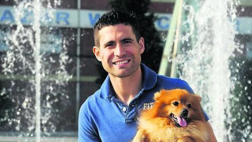 Xavi Moré y su perro, «Piko», en la Losa.