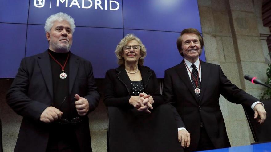 Carmena reconoce a Almodóvar y Raphael como hijos adoptivos de Madrid