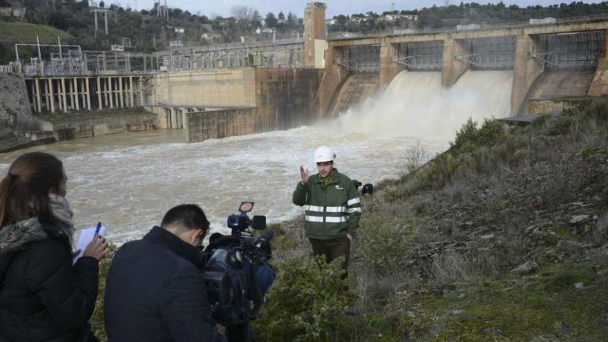 El ingeniero de Iberdrola, Francisco Sánchez, explica la gestión de avenidas ante el aliviadero de Villalcampo.