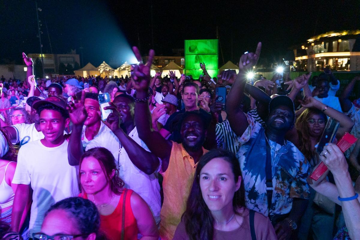 El público, disfrutando de la estrella senegalesa.