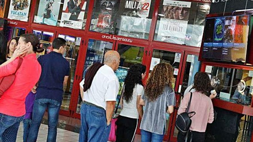 Varios zamoranos, en la cola para acceder al cine antes de una sesión en el año 2018.