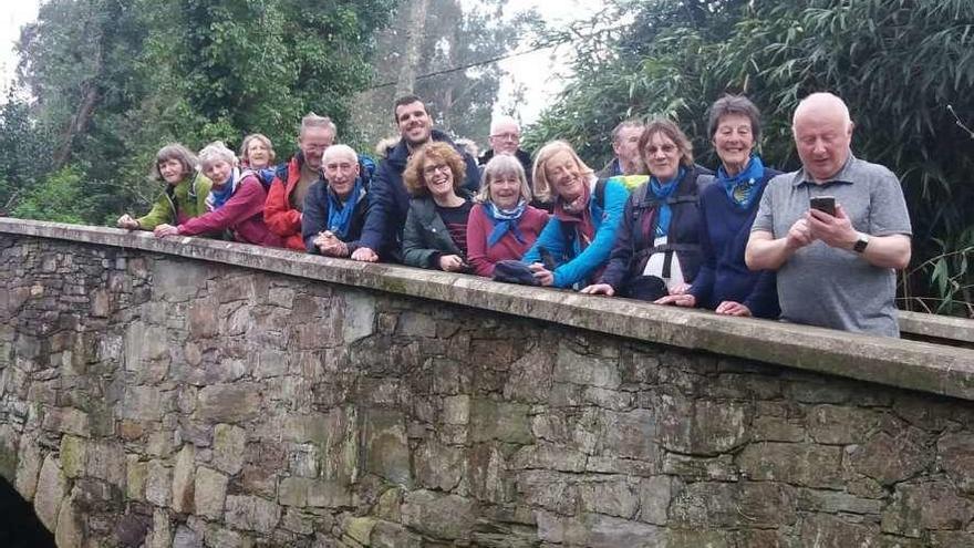 Peregrinos del Condado de Durham, Inglaterra, recibidos por concejales de Miño, a inicios de marzo. la opinión