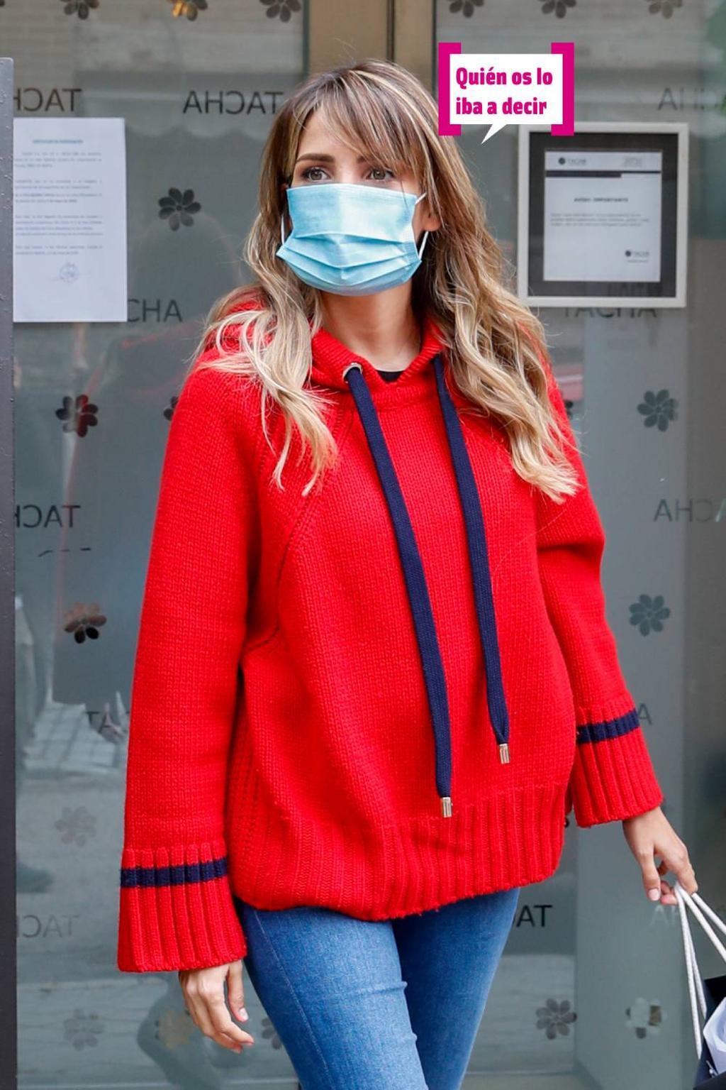 Rosanna Zanetti por la calle con mascarilla