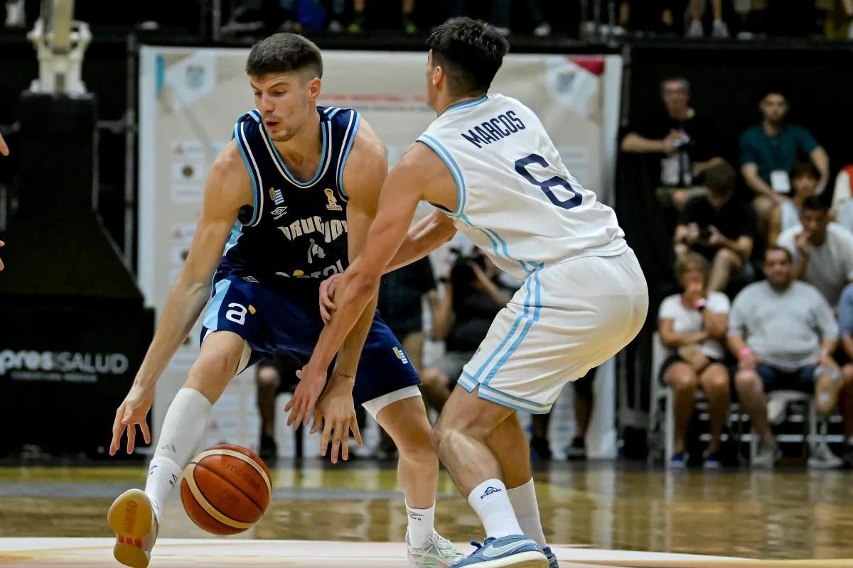 Juani Marcos, en una acciòn defensiva ante Uruguay