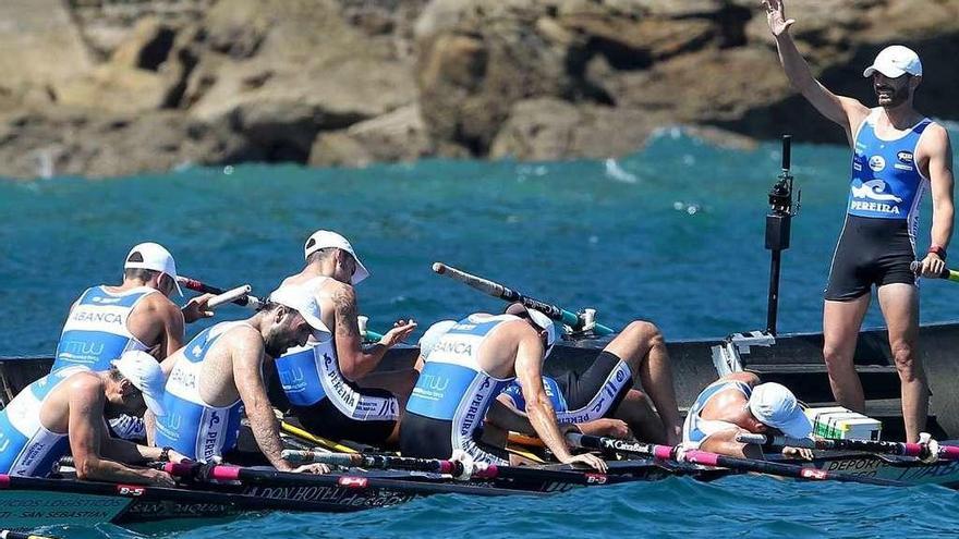 Los remeros de la SD Tirán exhiben su cansacio tras finalizar la regata de ayer. // Noticias de Guipuzkoa