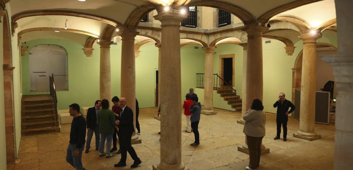 El equipo del museo posa en el patio de Velarde. Por la izquierda, Cristina Heredia, Jorge Iglesias , Elena Fernández, Paula Lafuente, Avelino Granda, Beatriz Abella, Víctor Manuel González, José Peña, Jorge Fernández, Rubén Cadierno, María López-Fanjul, Luis González, Gabino Busto, María del Mar García, Laura Baños, Teresa Caballero, Flor Álvarez, Covadonga Rodríguez y María Jesús Rodríguez. | MARIO CANTELI