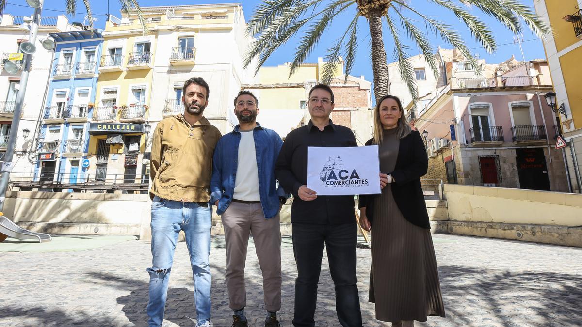 Imagen de la directiva de la nueva asociación en la Plaza de Quijano de Alicante.