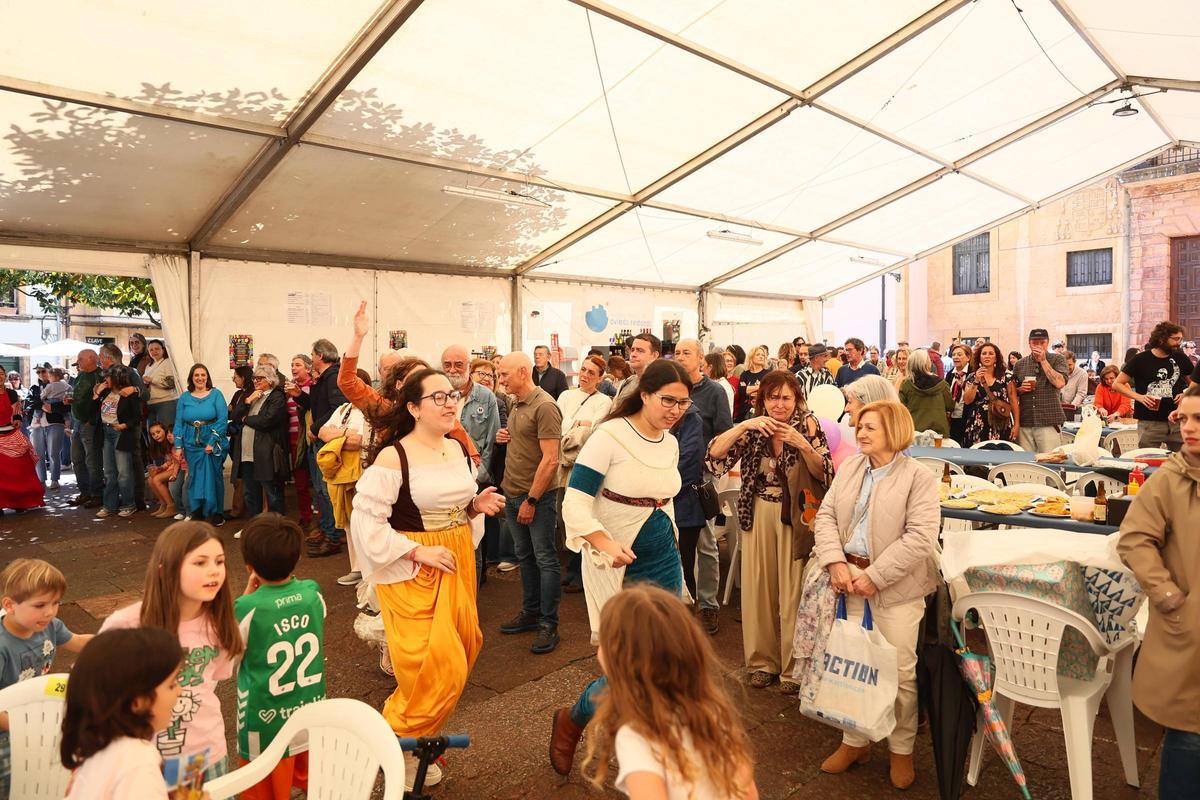 La lluvia no impide la multitudinaria comida en la calle de las fiestas del Oviedo Antiguo