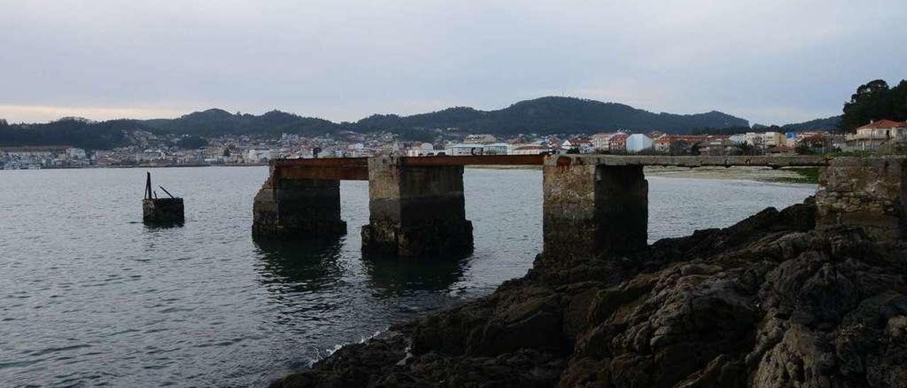 Viejo embarcadero de pasajeros en la playa de Rodeira, ahora si uso. // Gonzalo Núñez