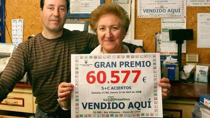 Los propietarios de Villasana con el cartel del premio.