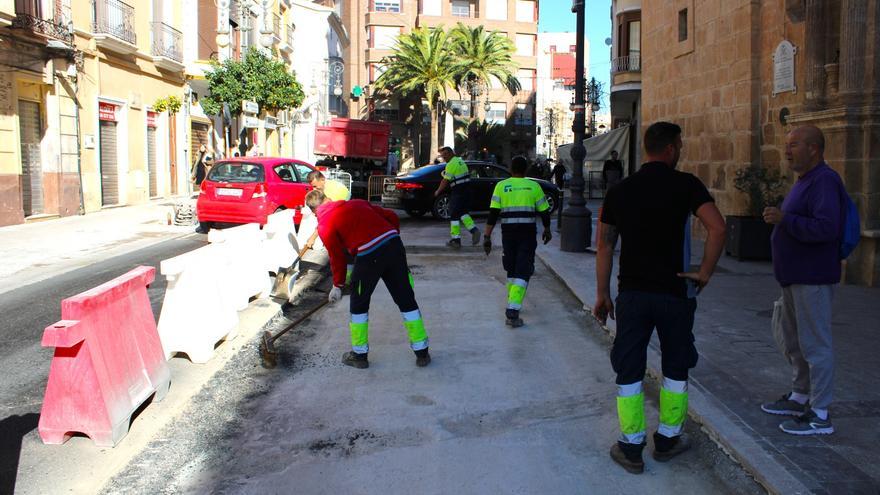 Sustituyen los adoquines por pavimento impreso en la puerta de la iglesia de San Francisco de Lorca