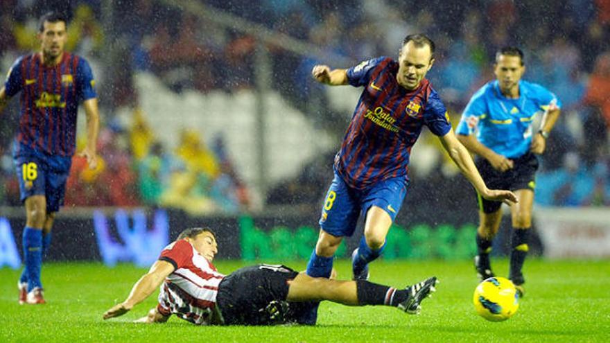 Iniesta prova de marxar del jugador de l&#039;Athletic Club Óscar De Marcos en un partit de Lliga a San Mamés.